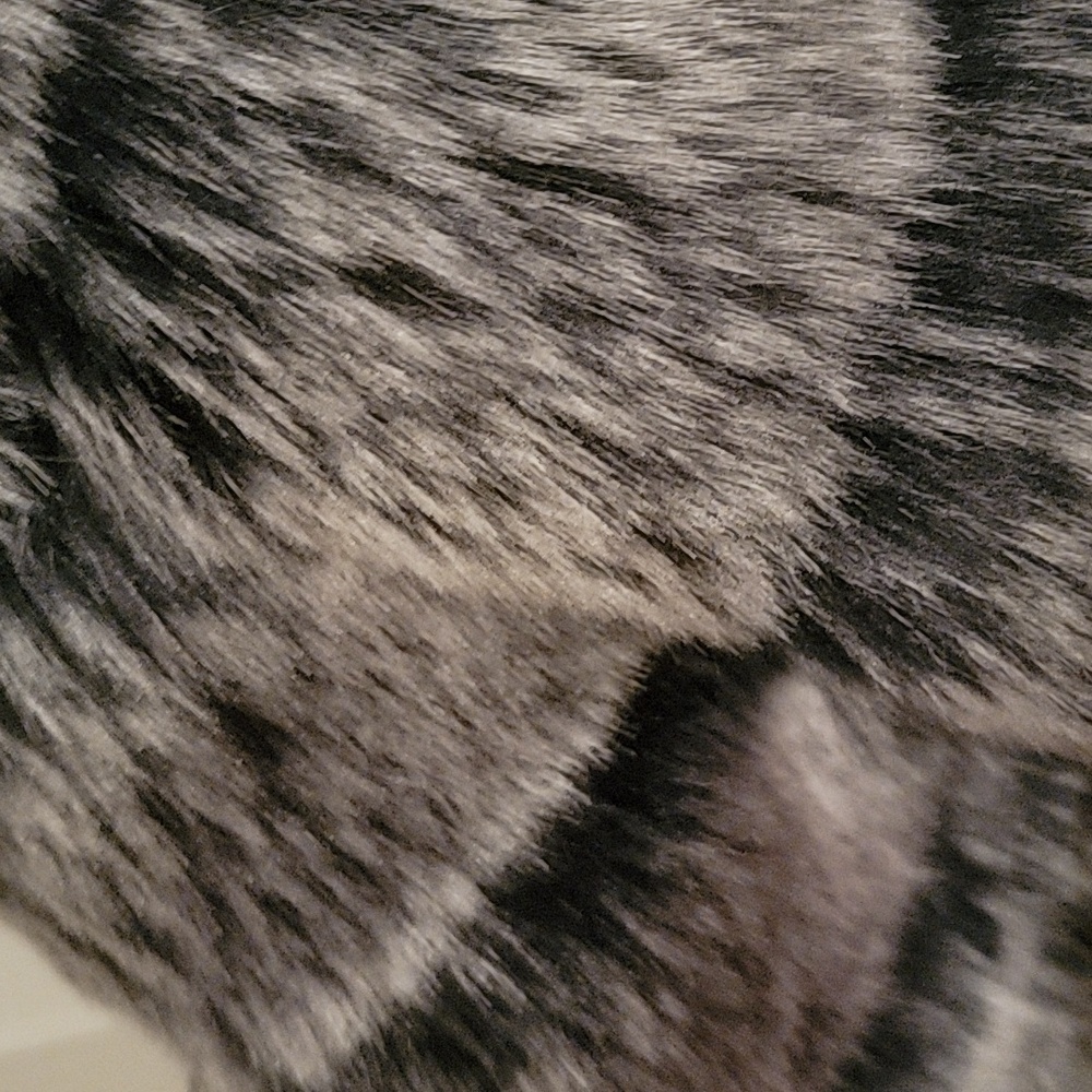 Fashion Brand. Stylish Faux Fur Cropped Women's Coat- Black and Gray. Size Small - Picture 5 of 14